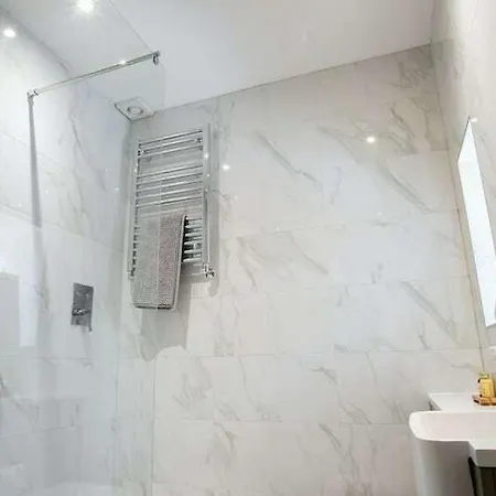 Snowy Temple Apartment *