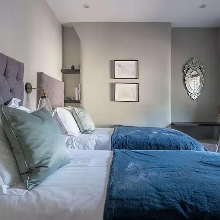 Snowy Temple Apartment *